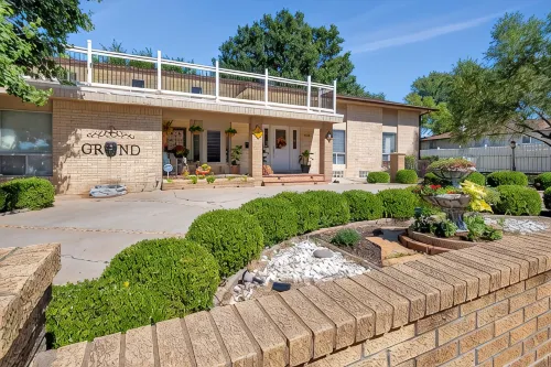 King Estate with attached Mid-Century Apartment & Gym. - Bungalows