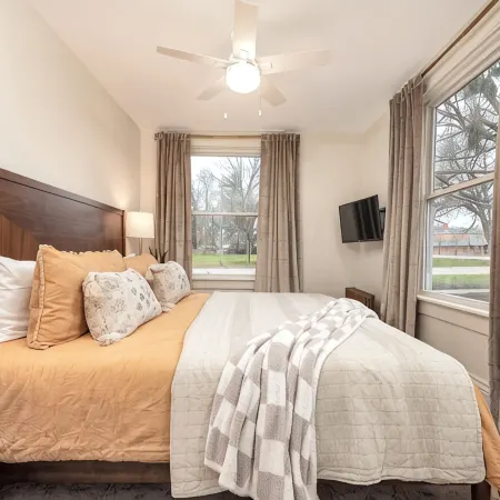 Charming 1 Bed Historical Apartment - Steps to Downtown Midland