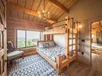 Luxurious Cabin in Alaska w/ Hot Tub & Cedar Sauna