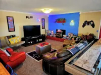 Arcade House Sleeps 16+ Family Fun Retreat Pet Friendly Mini Golf All Games Free - Homestays