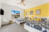 Newly renovated DESERT RETREAT *Private oversized Pool* Walk to Stagecoach - Kuntosalit