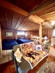 Wilderness Spirit Cabins 'Bear Cave' cabin-family friendly/sportsman paradise - Chalets