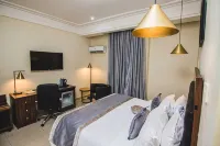 C to C Luxury Hotel - balcón