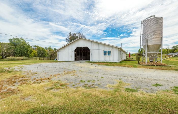 Unique barndominium with lots of space near Chattanooga