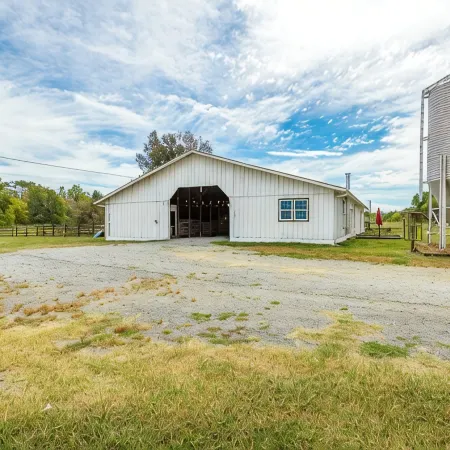 Unique barndominium with lots of space near Chattanooga