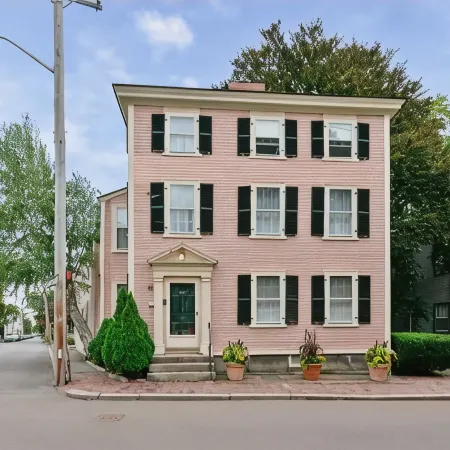1Br on Salem Common l Steps to Witch Museum l Fenced in Yard + Parking