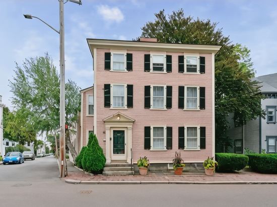1Br on Salem Common w/ Parking l Walk to Town