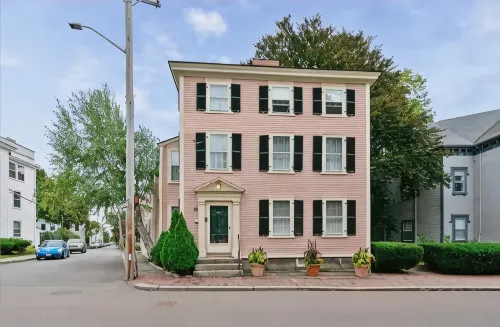 1Br on Salem Common l Steps to Witch Museum l Fenced in Yard + Parking - 4-Star