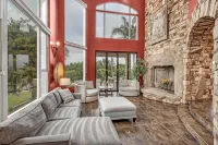 Castle on a hill, breathtaking views, surrounded with pools, trees, and lawn - Wifi