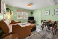 Coastal Retreat • 2Br Near Beaches & Mystic - Wifi