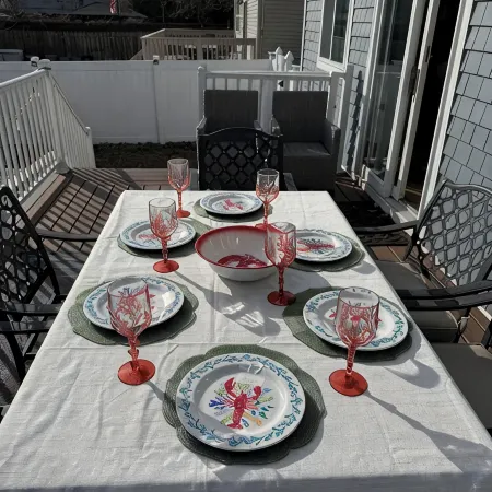 Ground-Level Bed and Bath! Well Equipped Beautiful Backyard and Near the Beach.