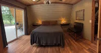 郊狼溪A字形木屋，配有火坑、自然步道、遊戲設施、戶外活動 - 小木屋