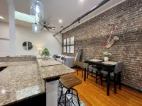 Charming 2-bedroom 2-bath condo with AC and WiFi in pleasant Downtown Hammond! - Boutique