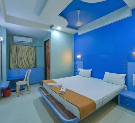 Hotel Radhika Deluxe - بار