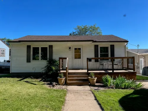 Nicely Decorated 2+ Br Home in Quiet Neighborhood - 4-Star