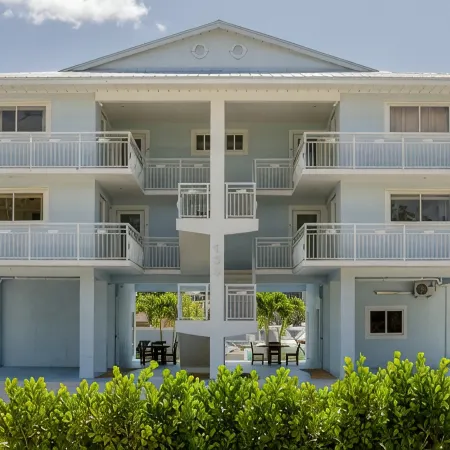 Boater’s Family Retreat in Key Largo with Waterfront Views and Dock Access