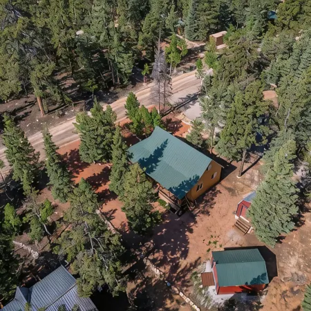 Cozy Cabin & Hot Tub Pet Friendly with AC and Fast WiFi in Duck Creek Village