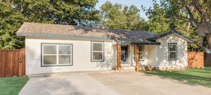 WALK TO THE STADIUM from STADIUM CIRCLE DR, a cozy 3-bedroom house in Arlington Hotels in Arlington