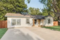 WALK TO THE STADIUM from STADIUM CIRCLE DR, a cozy 3-bedroom house in Arlington - 4-Star