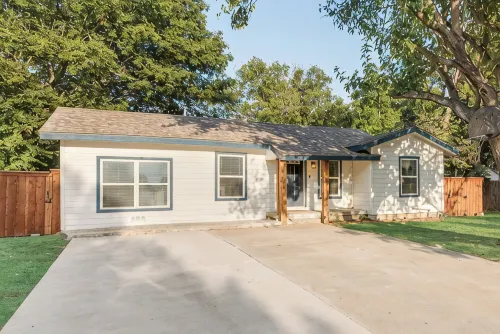 WALK TO THE STADIUM from STADIUM CIRCLE DR, a cozy 3-bedroom house in Arlington - 4 estrellas