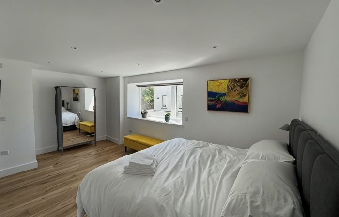 2 Bedroom Canalside Apartment in Bude, Walking Distance to Sandy Beach and Town