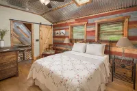 Creekside Cabin, located just minutes from Blowing Rock! - Chalets
