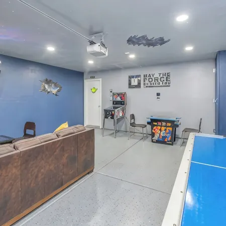 Spacious 4-bedroom house with Pool, Fun BackYard & Amazing Game Room
