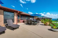 Hot Tub, Kayaks, Underwater Fishing Light! Luxurious Pitch-n-Skip Hideaway! - 4-Star