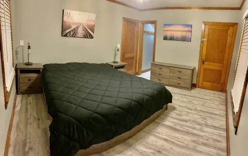 QUAINT 2BR LAKE COTTAGE 1 MINUTE WALK TO JET EXPRESS AND RESTAURANTS - 2-Star