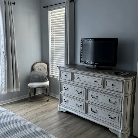 BRAND NEW HARDWOOD FLOORS! Beautiful views, walk to Strip, shopping and fun!