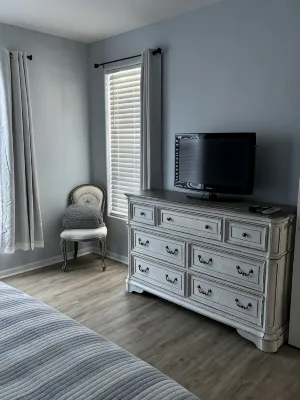 BRAND NEW HARDWOOD FLOORS! Beautiful views, walk to Strip, shopping and fun! - Wifi