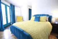 Modern Victorian on private secluded lot, spectacular views, centrally located! - balcony