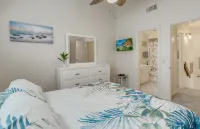 Newly Updated 2 Bed/1.5 Bath Townhome-3 Minute Walk to Beach-Best Deal Around!! - 2성급