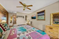 Family‑Friendly Retreat: Hot Tub, Theater + Close to Attractions - บ้านพักหลังเล็ก