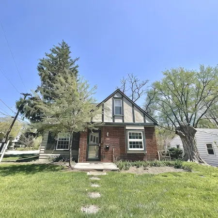 Stylish 2BR Charmer Close to Everything