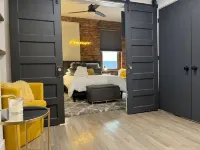 Timeless Loft -OTR -TQL w/ FREE Parking - Homestays