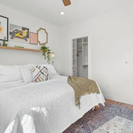 Downtown Modern 3-Bed Townhome with Bright, Upgraded Interiors & Books to read