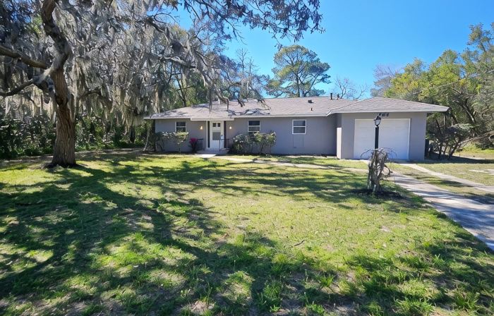 Cozy 3-bedroom house in peaceful Spring Hill with WiFi, AC. Sleeps up to 15