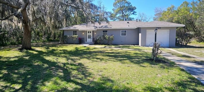 Cozy 3-bedroom house in peaceful Spring Hill with WiFi, AC. Sleeps up to 15 Hotele w: Spring Hill