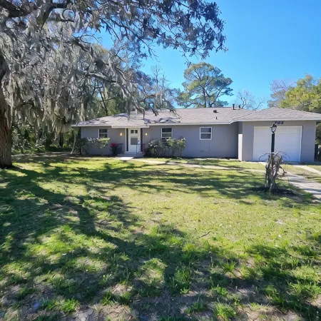 Cozy 3-bedroom house in peaceful Spring Hill with WiFi, AC. Sleeps up to 15