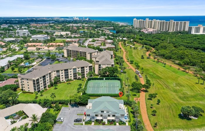 Beautiful Jupiter 3/2.5 + Loft Condo only steps from the beach on Carlin Park!