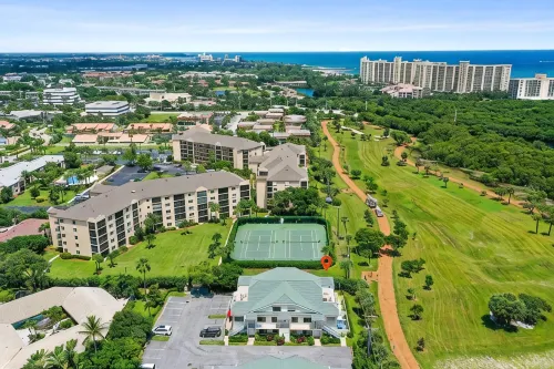 Beautiful Jupiter 3/2.5 + Loft Condo only steps from the beach on Carlin Park! - Homestays