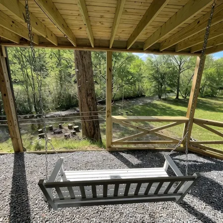 Spacious 4-bedroom river front cabin with WiFi, Game Room & Hot Tub for 15
