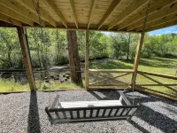 Spacious 4-bedroom river front cabin with WiFi, Game Room & Hot Tub for 15 - Chalets