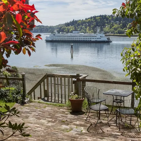 Stunning Beach Suite, great mountain & water views, near downtown Winslow, Cozy.