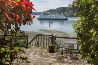 Stunning Beach Suite, great mountain & water views, near downtown Winslow, Cozy. - Wifi