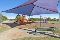 Cozy Designer Family Home Arcade, Park, Tennis, Trails, Pickleball and King bed - Boutique