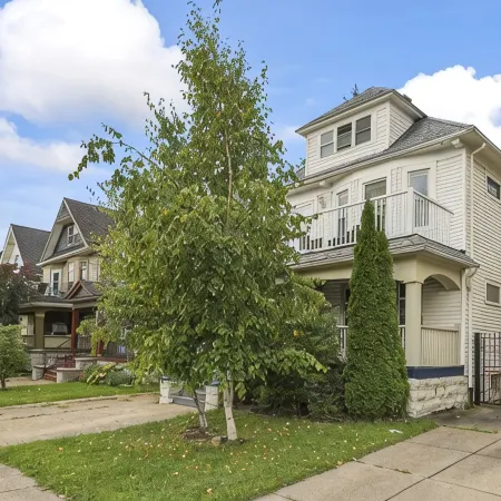 Cozy Upper 3 bed 2 full bath + loft + balcony