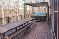 Spacious luxury cabin with hot tub and a great view! - Boutique