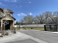 Secluded townhome midway between downtown & skiing; min from shops, & dining - Homestays